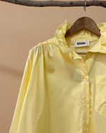 Carregar imagem no visualizador da galeria, Detalhe camisa amarela - fundo bege
