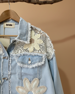 Carregar imagem no visualizador da galeria, Detalhe casaco denim - fundo bege
