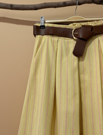 Carregar imagem no visualizador da galeria, Detalhe cinto com fundo bege
