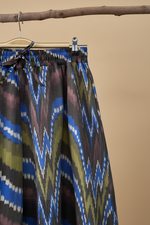 Carregar imagem no visualizador da galeria, Detalhe cintura — calças harem ikat fundo bege
