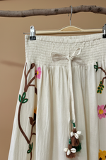 Carregar imagem no visualizador da galeria, Detalhe cintura e bordados - fundo estúdio bege
