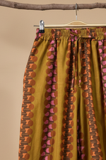 Carregar imagem no visualizador da galeria, Detalhe cintura - fundo bege
