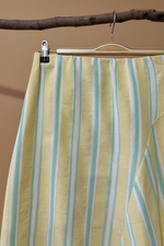 Cargue la imagen en el visor de la galería,Detalhe cintura saia riscas - fundo estúdio bege
