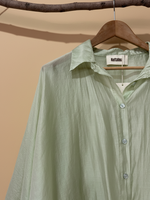 Carregar imagem no visualizador da galeria, Detalhe colarinho Naftalina - fundo bege
