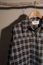 Load image in the gallery viewer,Detalhe da camisa aos quadrados
