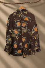 Load image in the gallery viewer,Detalhe da camisa floral

