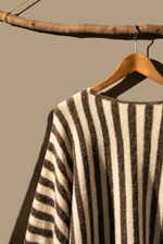 Load image in the gallery viewer,Detalhe da malha às riscas
