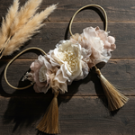 Carregar imagem no visualizador da galeria, Detalhe das flores e borlas douradas
