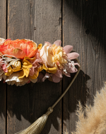 Carregar imagem no visualizador da galeria, Detalhe das flores e borlas douradas
