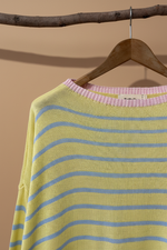 Carregar imagem no visualizador da galeria, Detalhe decote camisola - fundo estúdio bege
