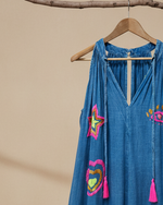 Load image in the gallery viewer,Detalhe decote com fundo de estúdio
