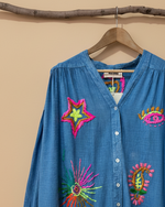 Carica l'immagine nel visualizzatore della galleria,Detalhe decote com fundo de estúdio
