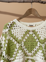 Carregar imagem no visualizador da galeria, Detalhe decote crochet verde - fundo estúdio bege
