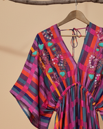 Cargue la imagen en el visor de la galería,Detalhe decote e bordados com fundo de estúdio
