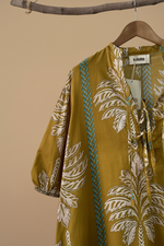 Load image in the gallery viewer,Detalhe decote/etiqueta — kaftan palmeiras fundo bege
