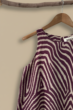 Carica l'immagine nel visualizzatore della galleria,Detalhe decote/etiqueta — top zebra fundo bege
