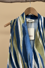 Carregar imagem no visualizador da galeria, Detalhe decote/etiqueta — vestido aquarela fundo bege
