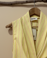 Carregar imagem no visualizador da galeria, Detalhe decote Naftalina - fundo bege
