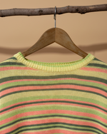 Carregar imagem no visualizador da galeria, Detalhe decote riscas - fundo estúdio bege
