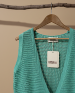 Carregar imagem no visualizador da galeria, Detalhe decote turquesa - fundo estúdio bege
