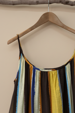 Carregar imagem no visualizador da galeria, Detalhe decote vestido fundo bege estúdio
