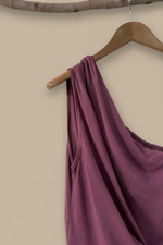 Carregar imagem no visualizador da galeria, Detalhe drapeado ombro — bordô fundo bege
