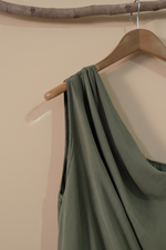 Carregar imagem no visualizador da galeria, Detalhe drapeado ombro — fundo bege
