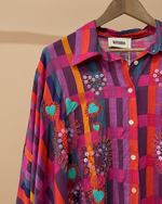 Cargue la imagen en el visor de la galería,Detalhe gola e bordados com fundo de estúdio
