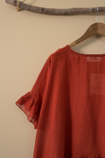 Chargez l'image dans la visionneuse de la galerie,Detalhe manga folho — blusa terracota fundo bege
