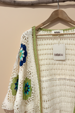 Carregar imagem no visualizador da galeria, Detalhe Naftalina e flores - fundo bege
