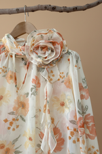 Cargue la imagen en el visor de la galería,Detalhe rosa decorativa com fundo bege estúdio
