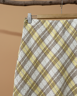 Carregar imagem no visualizador da galeria, Detalhe saia amarela - fundo bege
