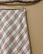 Carregar imagem no visualizador da galeria, Detalhe saia rosa - fundo bege
