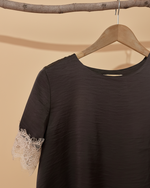 Load image in the gallery viewer,Detalhe top - fundo bege
