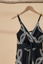 Cargue la imagen en el visor de la galería,Detalhe vestido — fundo bege estúdio
