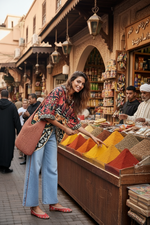 Carregar imagem no visualizador da galeria, Editorial de moda boho-chic comprando especiarias no Souk
