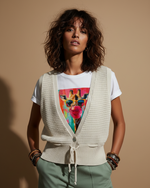 Carregar imagem no visualizador da galeria, Editorial de moda com colete bege e t-shirt girafa
