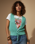 Carregar imagem no visualizador da galeria, Editorial de moda com colete turquesa e t-shirt
