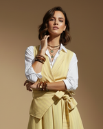 Carregar imagem no visualizador da galeria, Editorial de moda com conjunto amarelo sem cinto castanho
