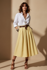 Carregar imagem no visualizador da galeria, Editorial de moda com saia amarela sem colete
