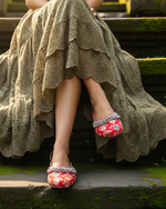 Carica l'immagine nel visualizzatore della galleria,Editorial Naftalina — Lotus Cross-Legged Bali
