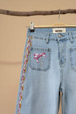 Carica l'immagine nel visualizzatore della galleria,Embroidered jeans detail view corrected studio background
