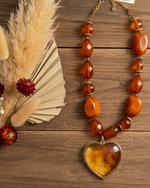 Chargez l'image dans la visionneuse de la galerie,Flat lay com flores secas - colar âmbar
