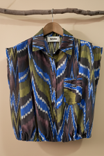 Carregar imagem no visualizador da galeria, Frente — blusa ikat fundo bege
