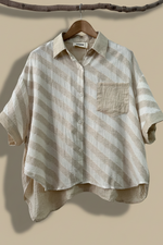 Carregar imagem no visualizador da galeria, Frente — camisa bege riscas fundo bege
