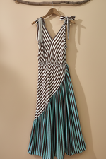 Carregar imagem no visualizador da galeria, Frente completa — vestido riscas misto fundo bege
