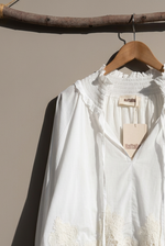 Load image in the gallery viewer,Frente da blusa branca com renda
