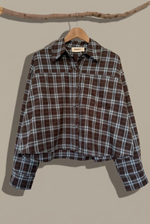 Load image in the gallery viewer,Frente da camisa aos quadrados

