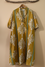 Load image in the gallery viewer,Frente — kaftan palmeiras fundo bege
