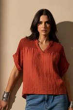Carica l'immagine nel visualizzatore della galleria,Frente - Modelo Naftalina (blusa fiel ao original)
